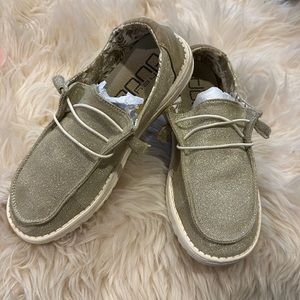 Like new gold Hey Dudes!